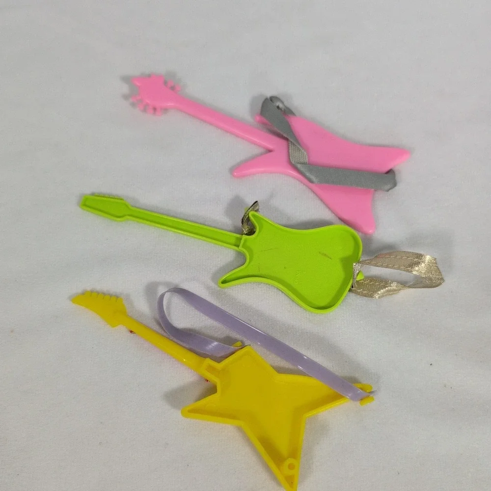 Vintage Barbie and the Rockers guitars (3)